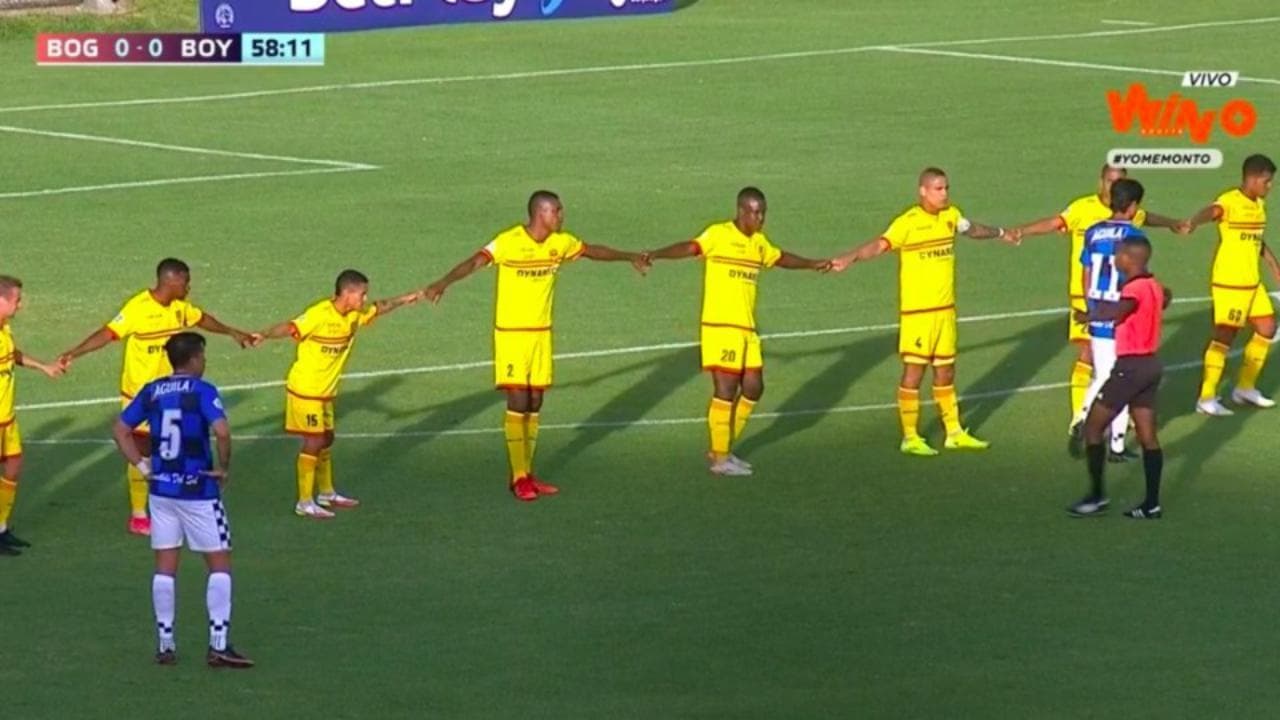 Schemi calcistici mai visti: dalla Colombia arriva la "catena umana"