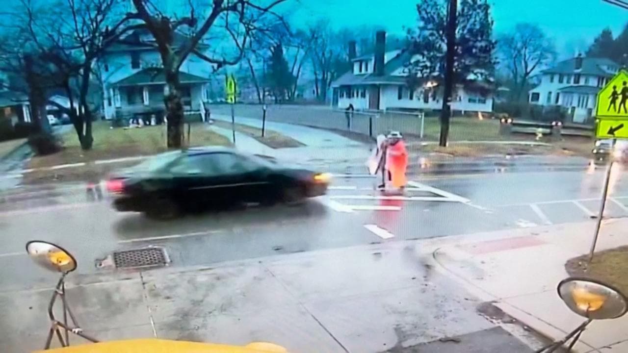 Usa, auto non si ferma sulle strisce: poliziotta salva bambina all'ultimo istante