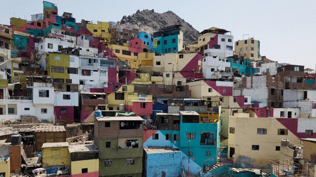 Lima, il murale è da record: realizzato dai residenti abbraccia un intero quartiere