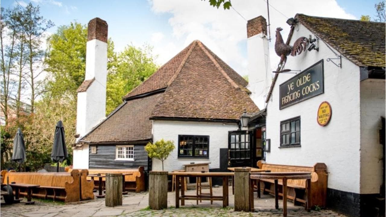 La pandemia fa chiudere uno dei pub più antichi del Regno Unito, lo "Ye Olde Fighting Cocks"