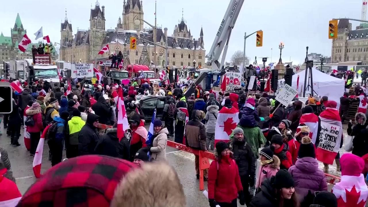 Ottawa, il sindaco:"La città è fuori controllo per le proteste no vax". Dichiarato lo stato d'emergenza