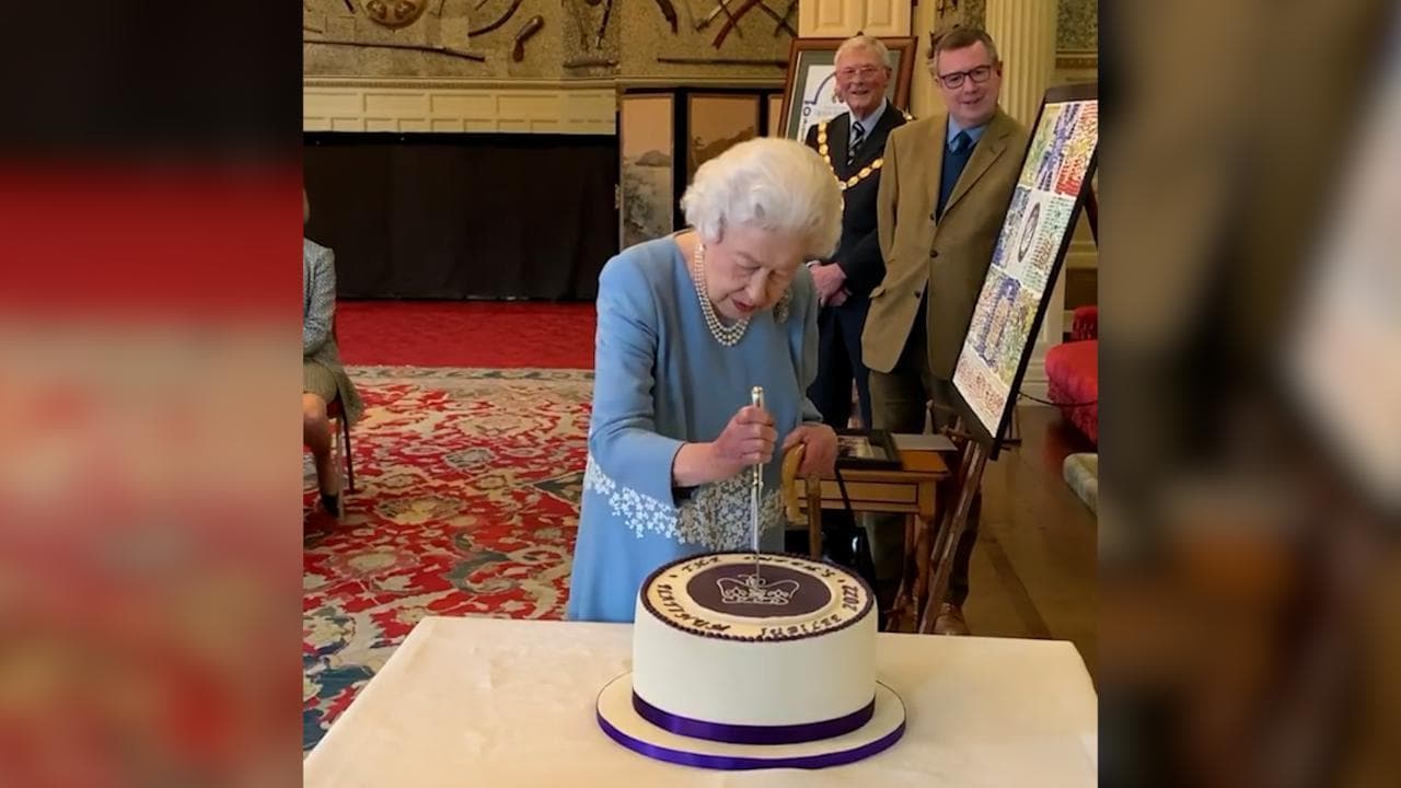Elisabetta II, regina dei record: il taglio della torta per festeggiare il giubileo di platino