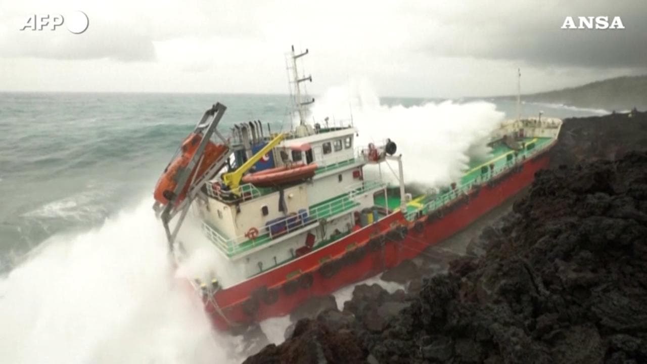 La Réunion colpita dal ciclone: la petroliera si arena sulla costa