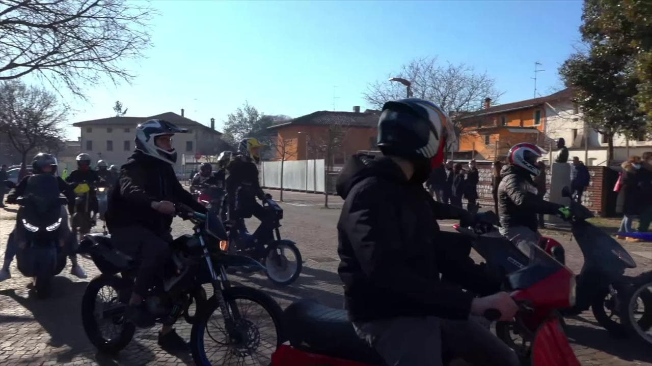 Udine, l'ultimo saluto a Lorenzo Parelli: gli amici scortano feretro in moto