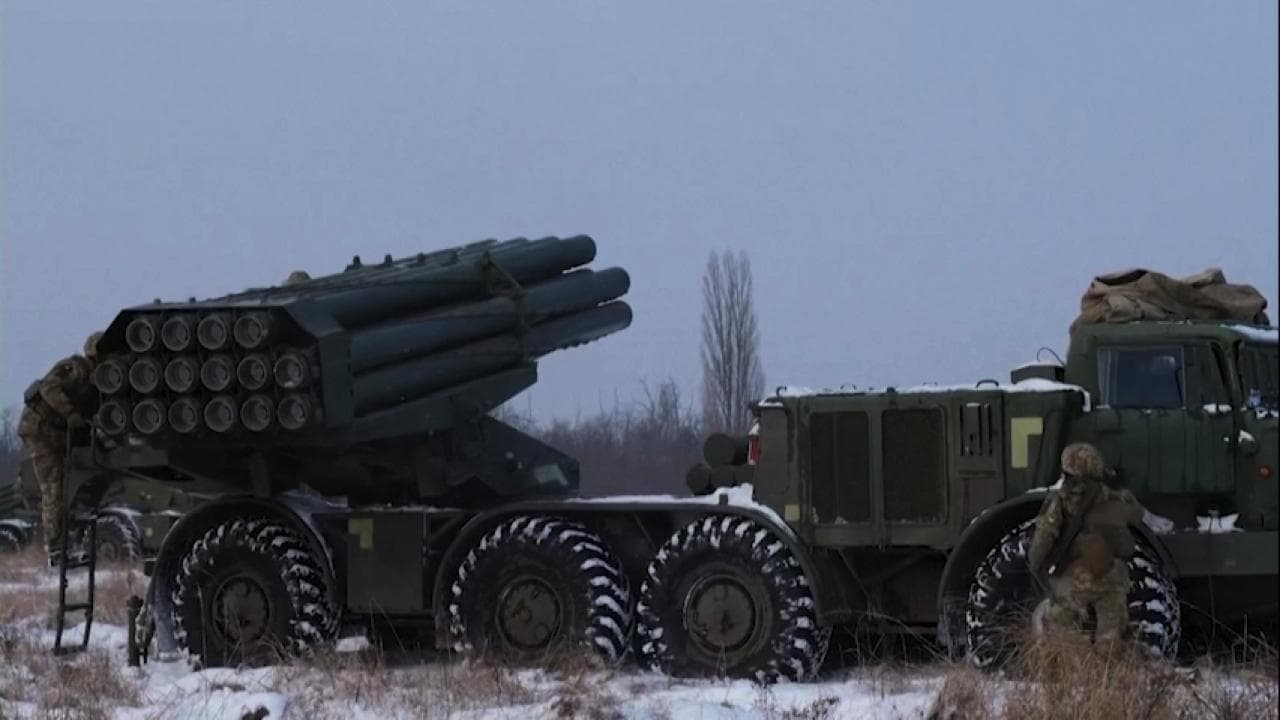 Ucraina, l'esercito testa veicoli lanciarazzi al confine con la Crimea