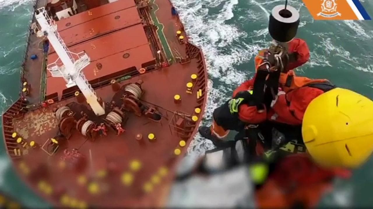Tempesta Malik, lo scontro di due mercantili durante la burrasca: i marinai soccorsi in elicottero