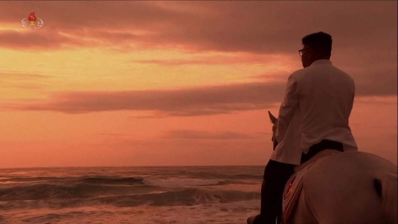 Corea del Nord, Kim Jong Un cavalca al tramonto in spiaggia nel documentario di propaganda
