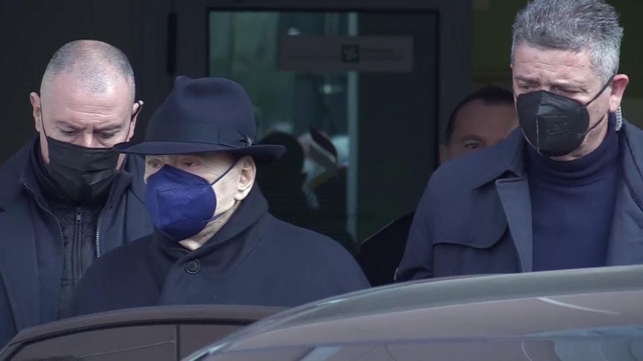 Milano, Berlusconi lascia il San Raffaele insieme alla compagna Marta Fascina