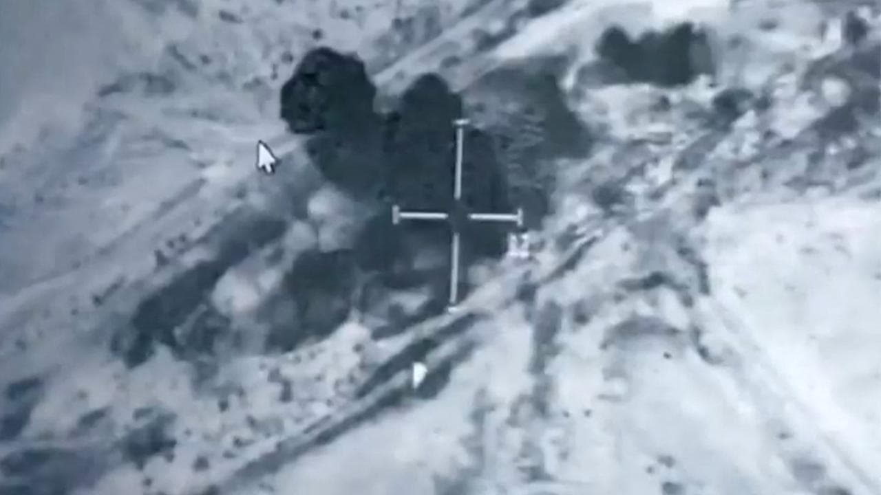 Yemen, gli Emirati distruggono una base di lancio di missili degli Huthi: le immagini da satellite