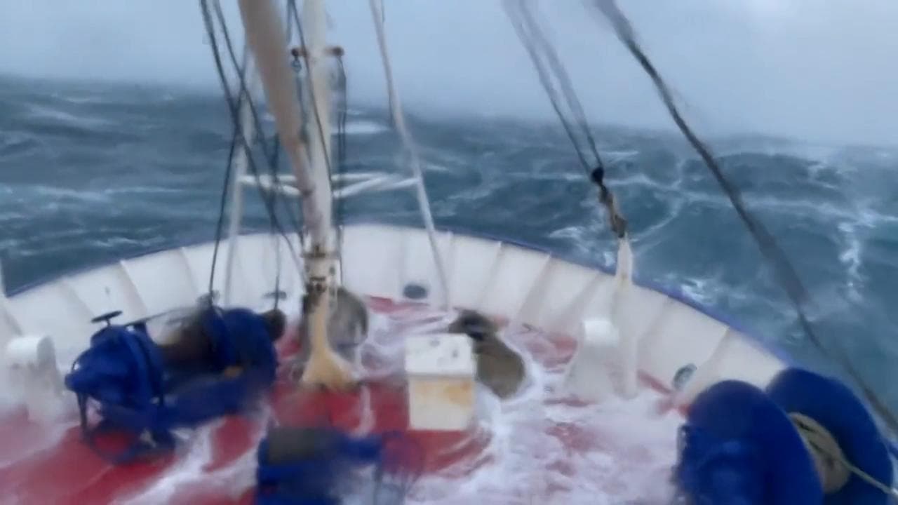 Scozia, la tempesta Malik sorprende il peschereccio: la nave in balia delle onde giganti