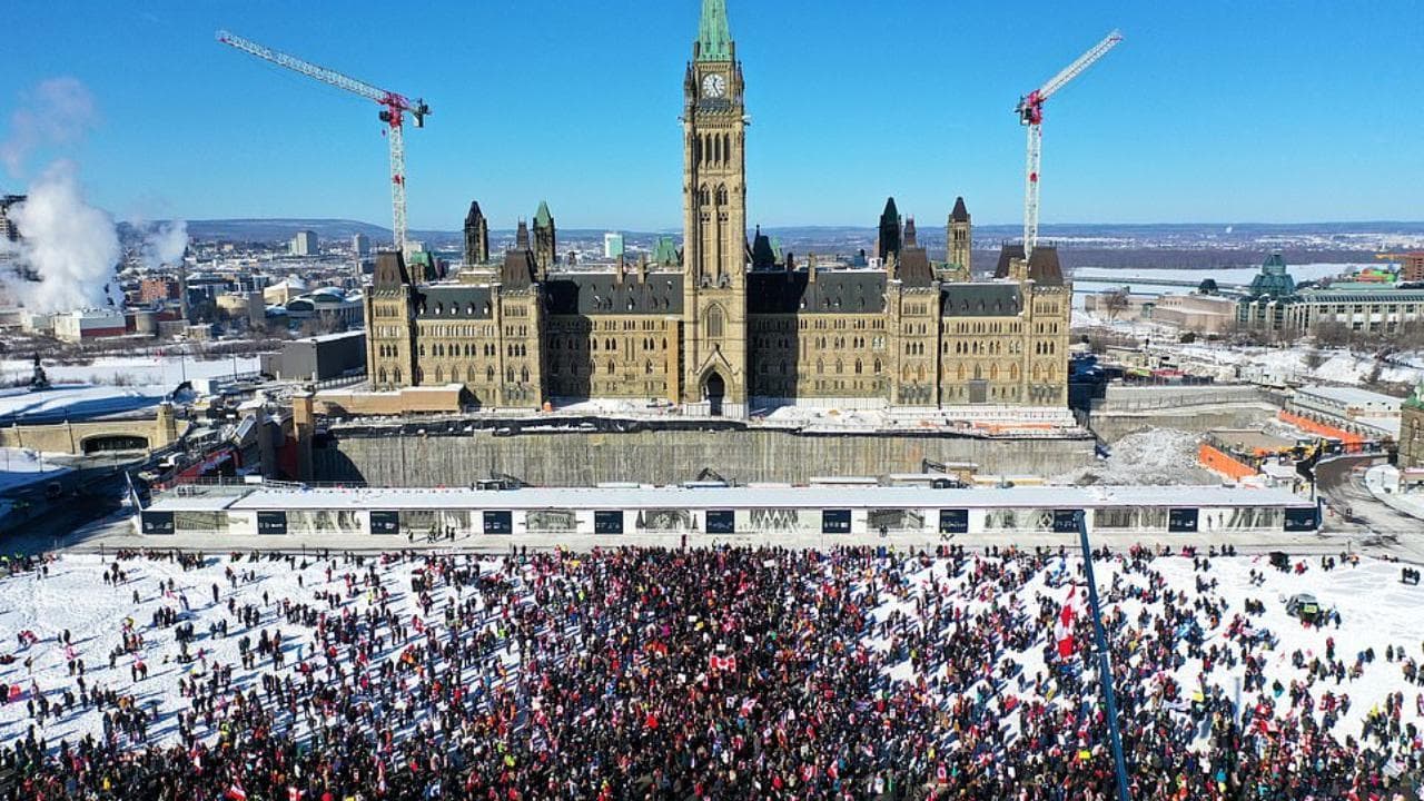 Canada, proteste dei camionisti contro l'obbligo vaccinale: Trudeau scortato in località segreta