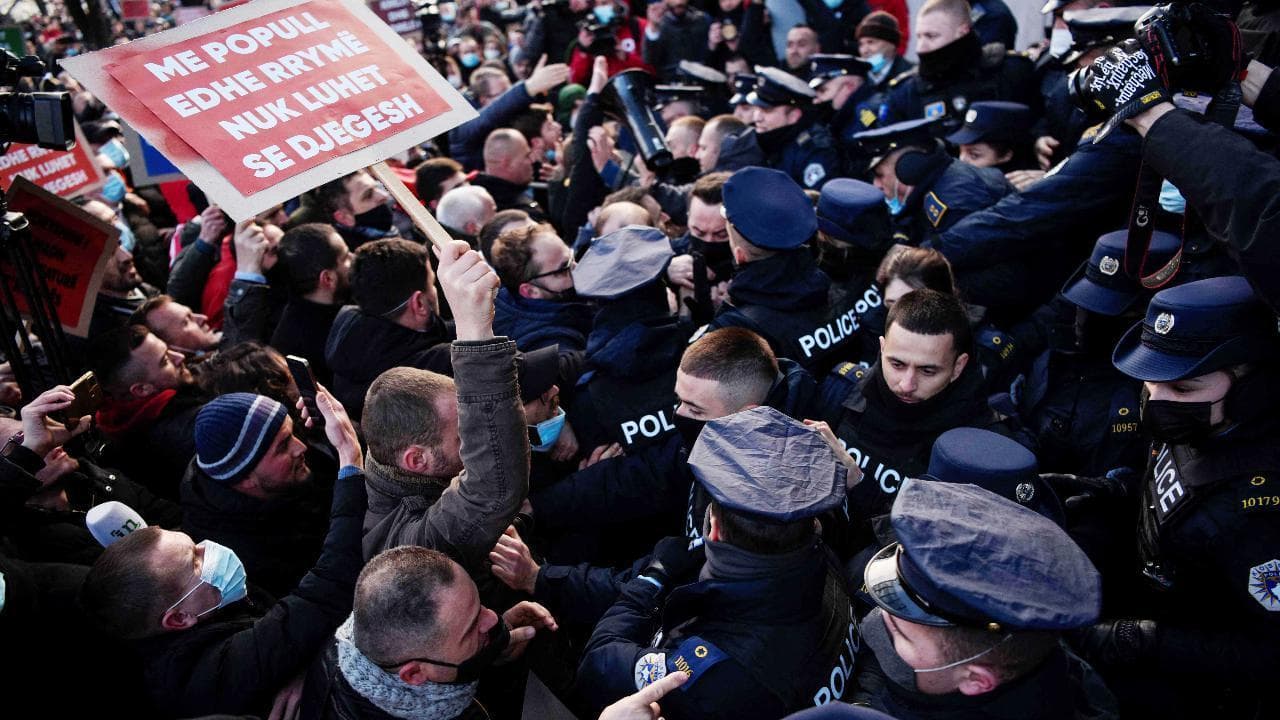 Caro bollette, candele e lampadine contro la sede del Governo: scontri con la polizia in Kosovo