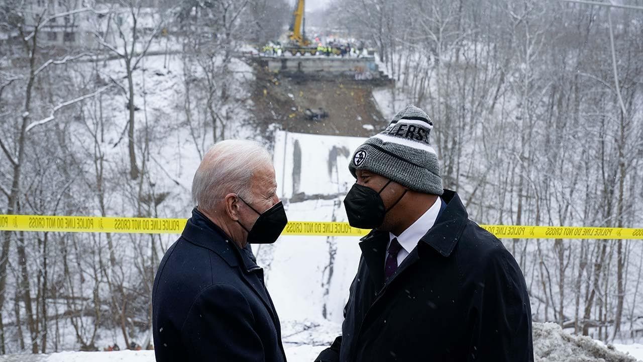 Pittsburgh, ponte si piega su stesso e crolla nel burrone poche ore prima dell'arrivo di Biden