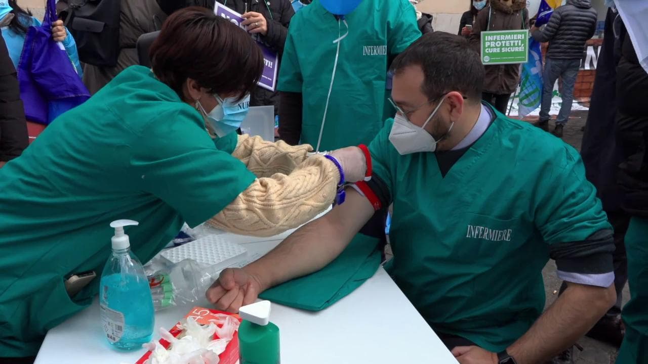 Sciopero degli infermieri, la protesta in piazza a Roma: "Abbiamo dato fino all'ultima goccia"