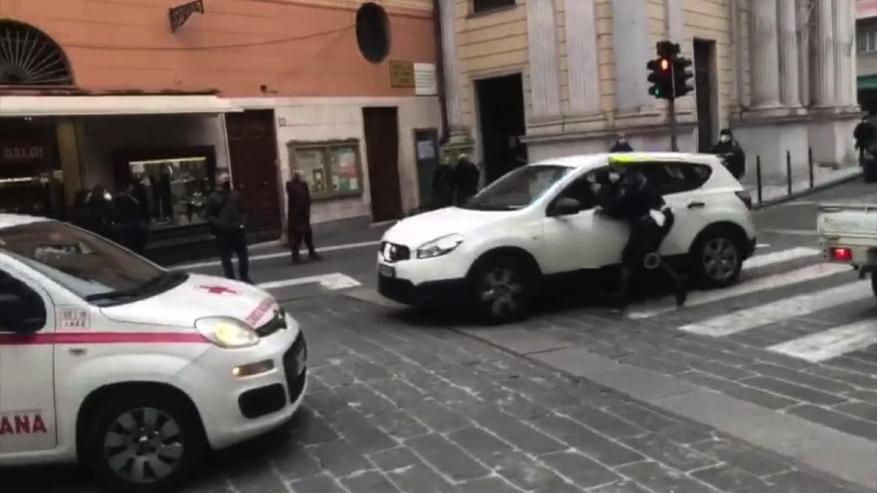 Rapallo, tenta la fuga e trascina un vigile con l'auto: denunciato