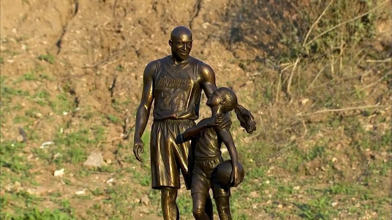 California, la statua di Kobe Bryant e di sua figlia Gianna nel luogo dell'incidente