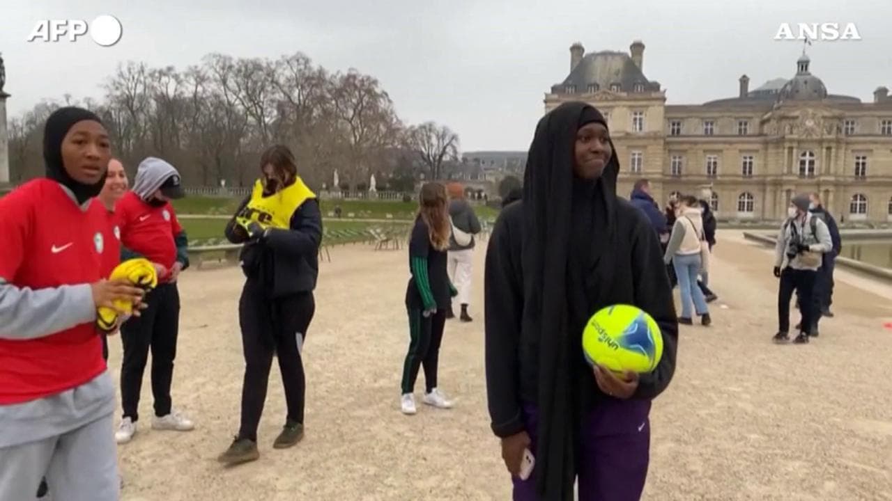Parigi, calciatrici sfidano il divieto di portare l'hijab nelle competizioni sportive: "Ci escludono"