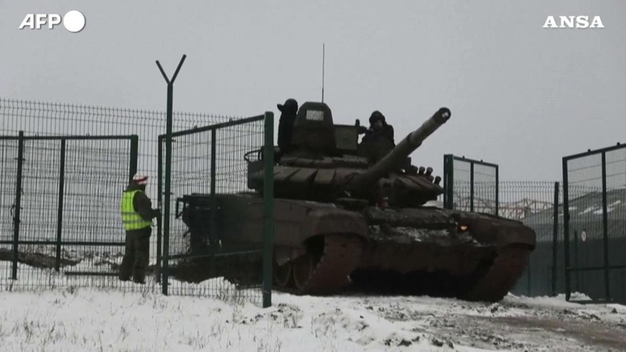 Russia, nuove esercitazioni militari al confine con l'Ucraina: carri armati nella regione di Rostov