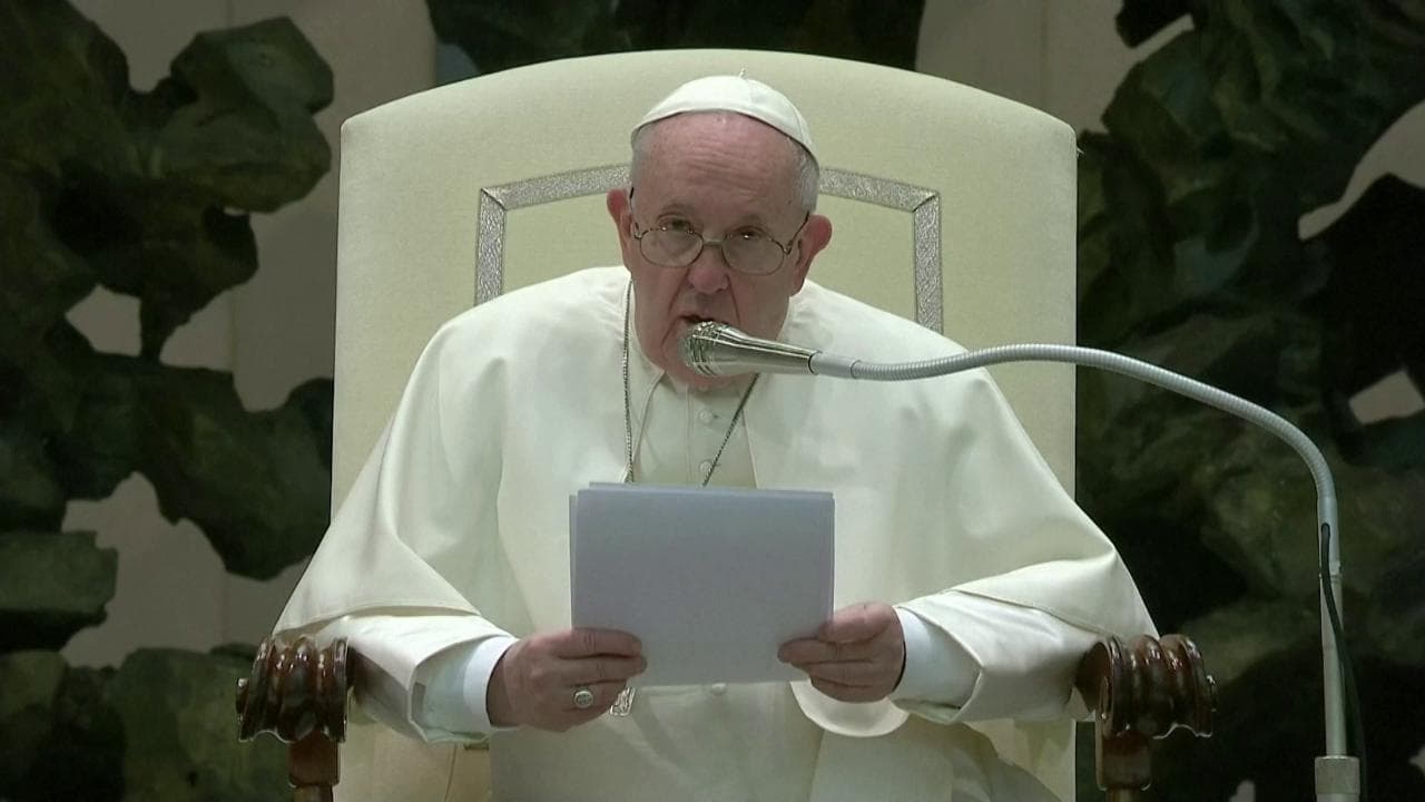 Vaticano, Papa Francesco: "I genitori non condannino i figli per il loro orientamento sessuale"
