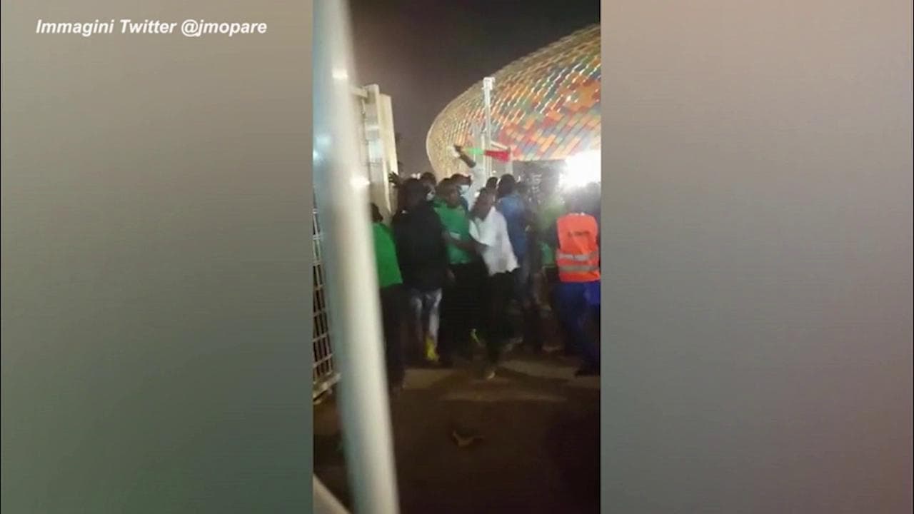 Coppa d'Africa, tragica ressa prima di Camerun-Comore: i tifosi sfondano i cancelli dello stadio