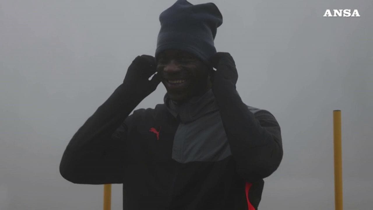 Italia, il grande ritorno di Balotelli dopo tre anni: l'allenamento a Brescia tra la nebbia