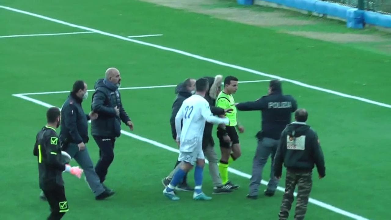 Calcio e violenza, partita sospesa e polizia in campo dopo un'espulsione a Capri