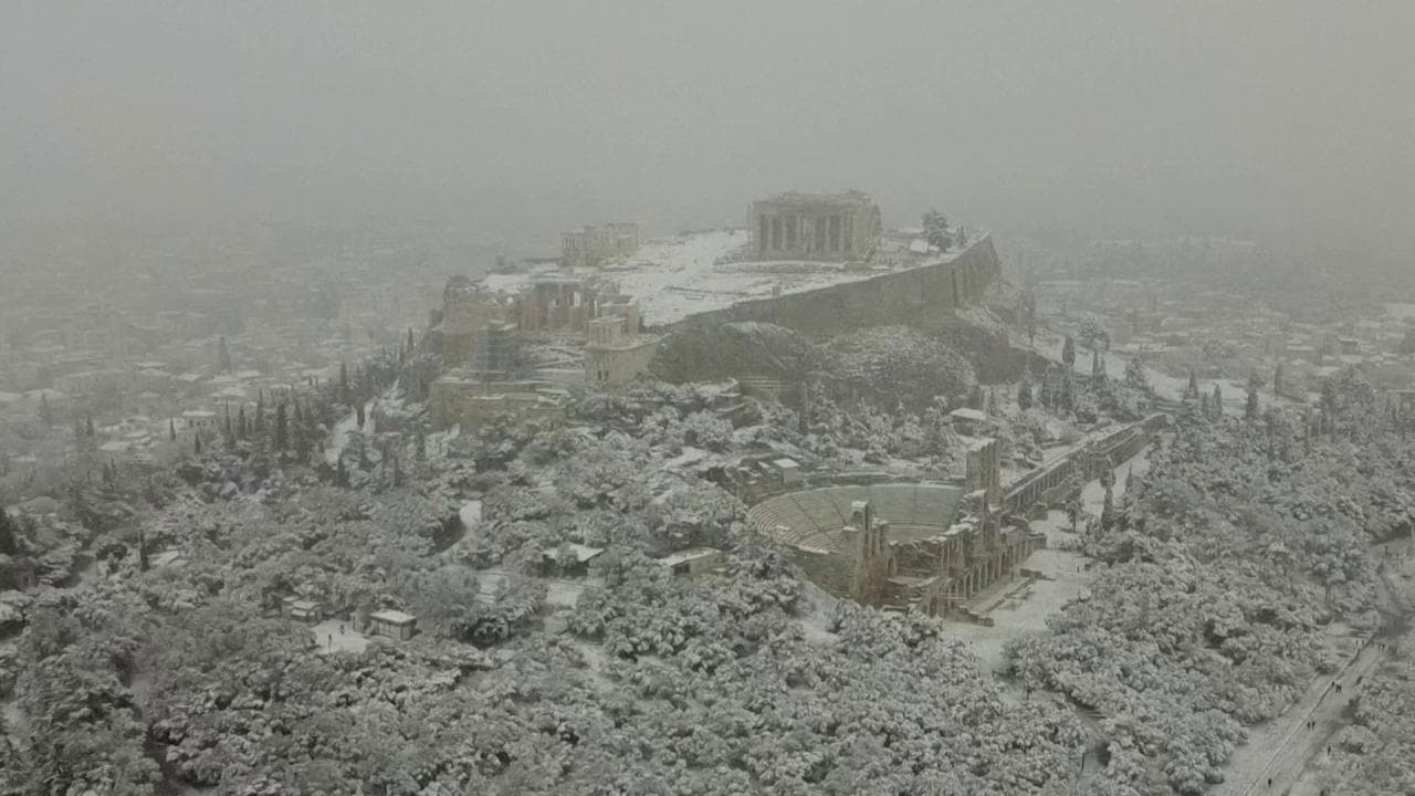 Atene, lo spettacolo dell'Acropoli sotto la neve ripreso dal drone