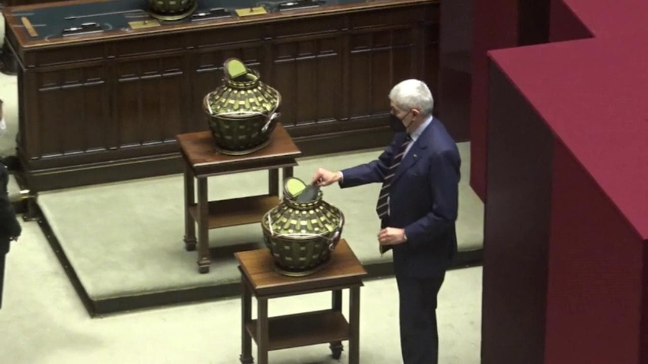 Quirinale, Casini al voto. Tra i banchi del centrodestra saluti calorosi al possibile presidente