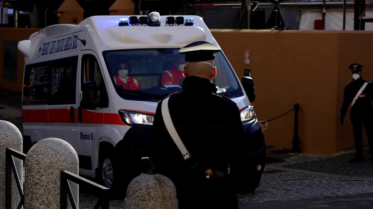 Quirinale, Cappellacci primo 'positivo' al voto: l'arrivo in ambulanza al drive-in di Montecitorio