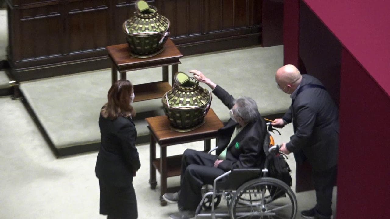 Quirinale, al via le votazioni: Umberto Bossi e i senatori a vita al seggio