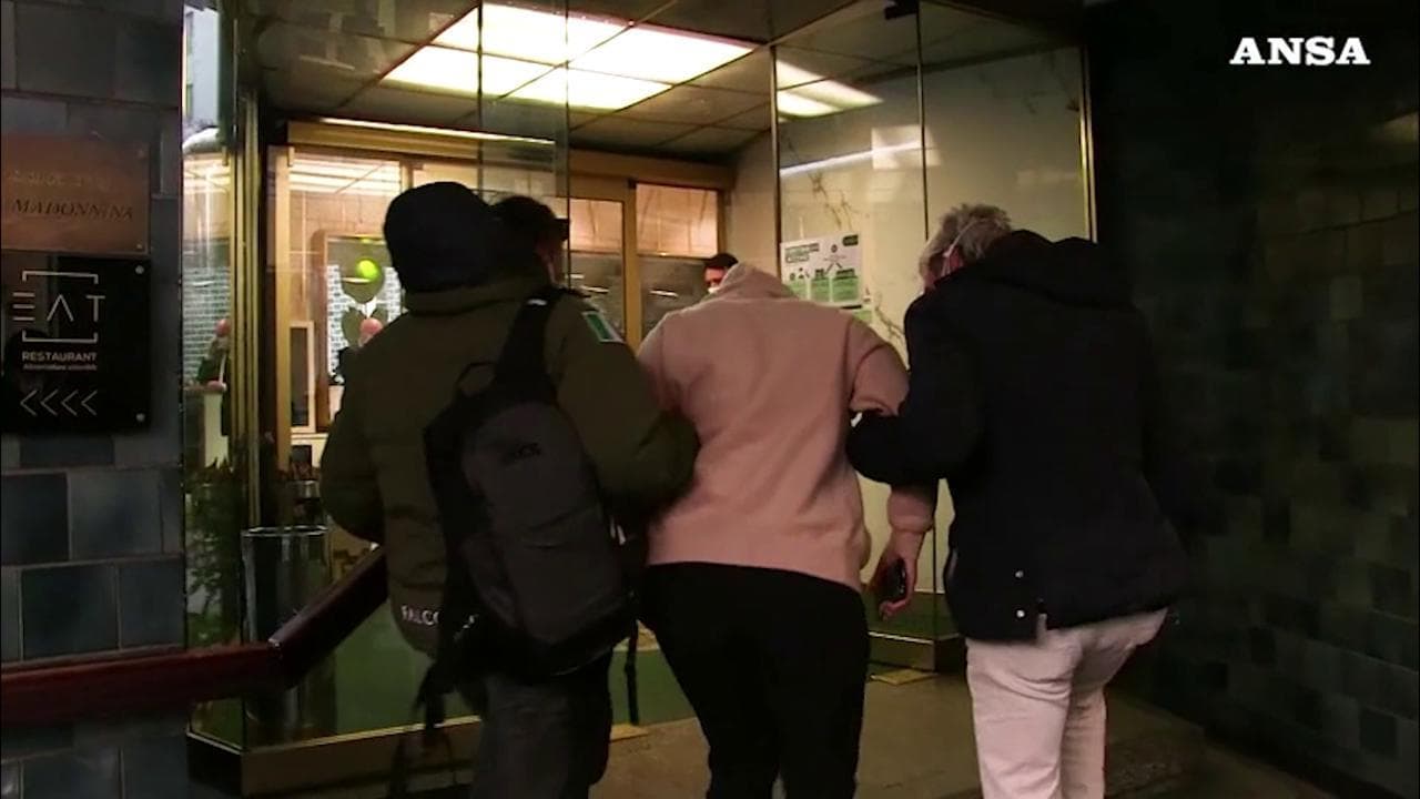 Sci, l'arrivo e l'uscita dalla clinica milanese di Sofia Goggia dopo la caduta nel SuperG di Cortina