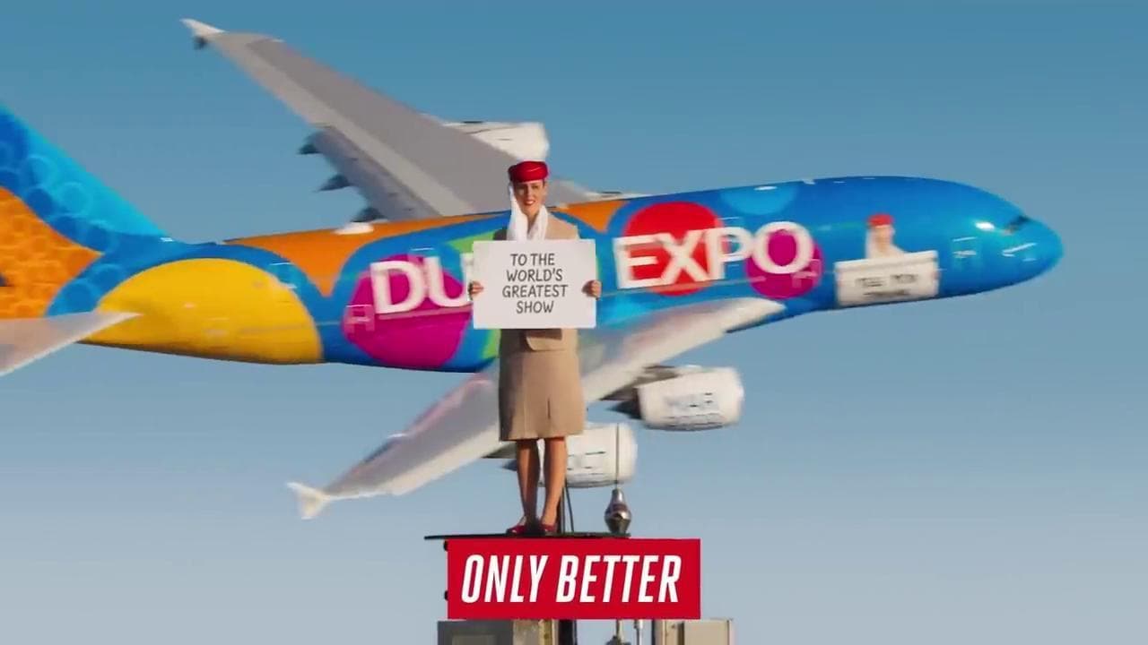 Il folle spot della compagnia aerea: l'hostess è sulla punta del grattacielo più alto del mondo