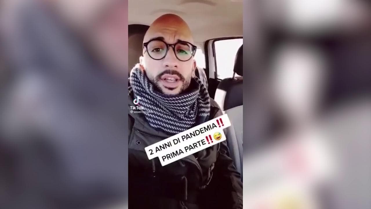 Coprifuoco, mascherine e balconi: la stanchezza di due anni di pandemia (tutta da ridere)