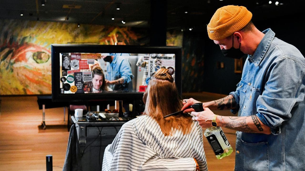 Amsterdam, il museo Van Gogh si trasforma in salone di bellezza per protesta