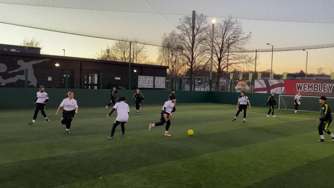 Le giovani calciatrici afgane rifugiate in Inghilterra: "Così continua il nostro sogno"