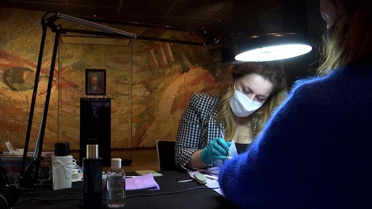 L'Olanda chiude i luoghi di cultura e apre i centri estetici: la manicure si fa al museo di Van Gogh