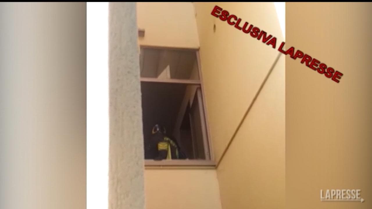 Viareggio, si barrica in casa e spara contro i vigili del fuoco: il momento degli spari