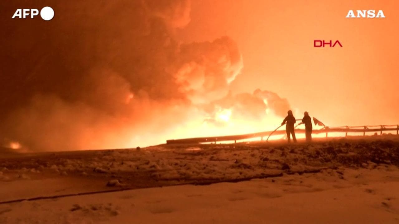 Turchia, esplosione nell'oleodotto Kirkuk-Ceyhan: interrotto il flusso del petrolio