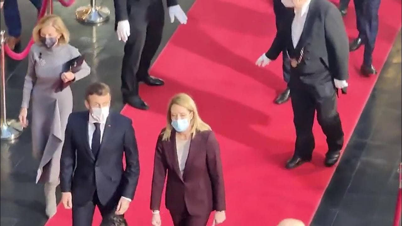 Clima, Macron contestato all'interno del Parlamento Ue a Strasburgo: "Sei colpevole!"