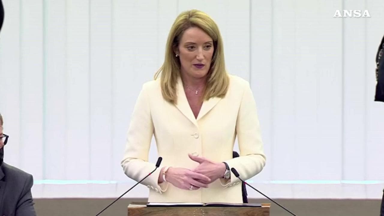 Ue, Roberta Metsola eletta nuova presidente dell'Europarlamento: "Onorerò Sassoli, mi batterò per l'Europa"