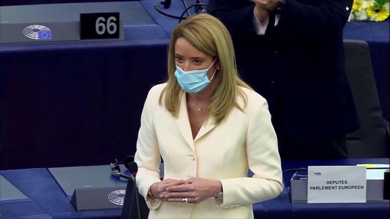 Metsola presidente dell'Europarlamento a 43 anni, compiuti oggi: i deputati cantano "Happy Birthday"