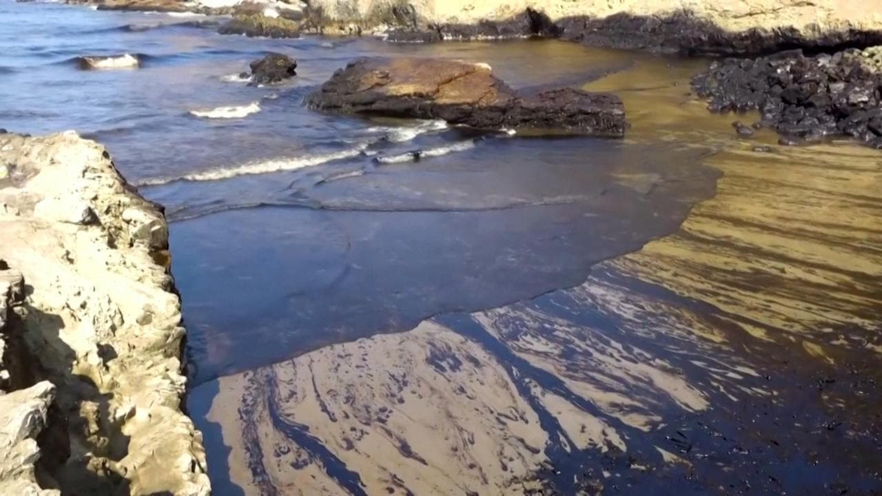 Tonga, lo tsunami provoca una fuoriuscita di petrolio su una spiaggia in Perù