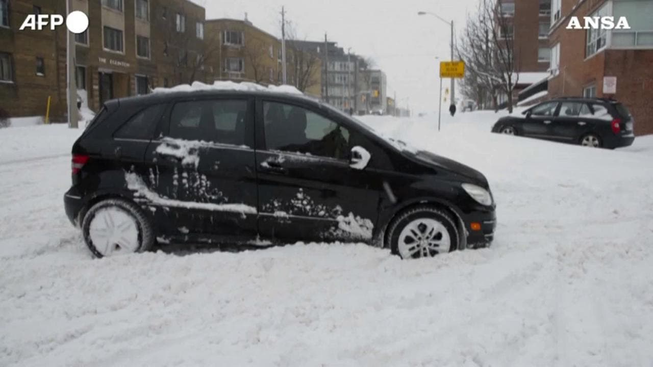 Canada, tempesta di neve flagella Toronto: chiusi scuole e centri per vaccini