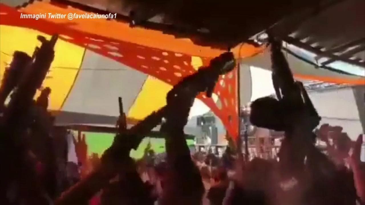 Brasile, musica e mitra: narcos ballano armati in una favela a Rio