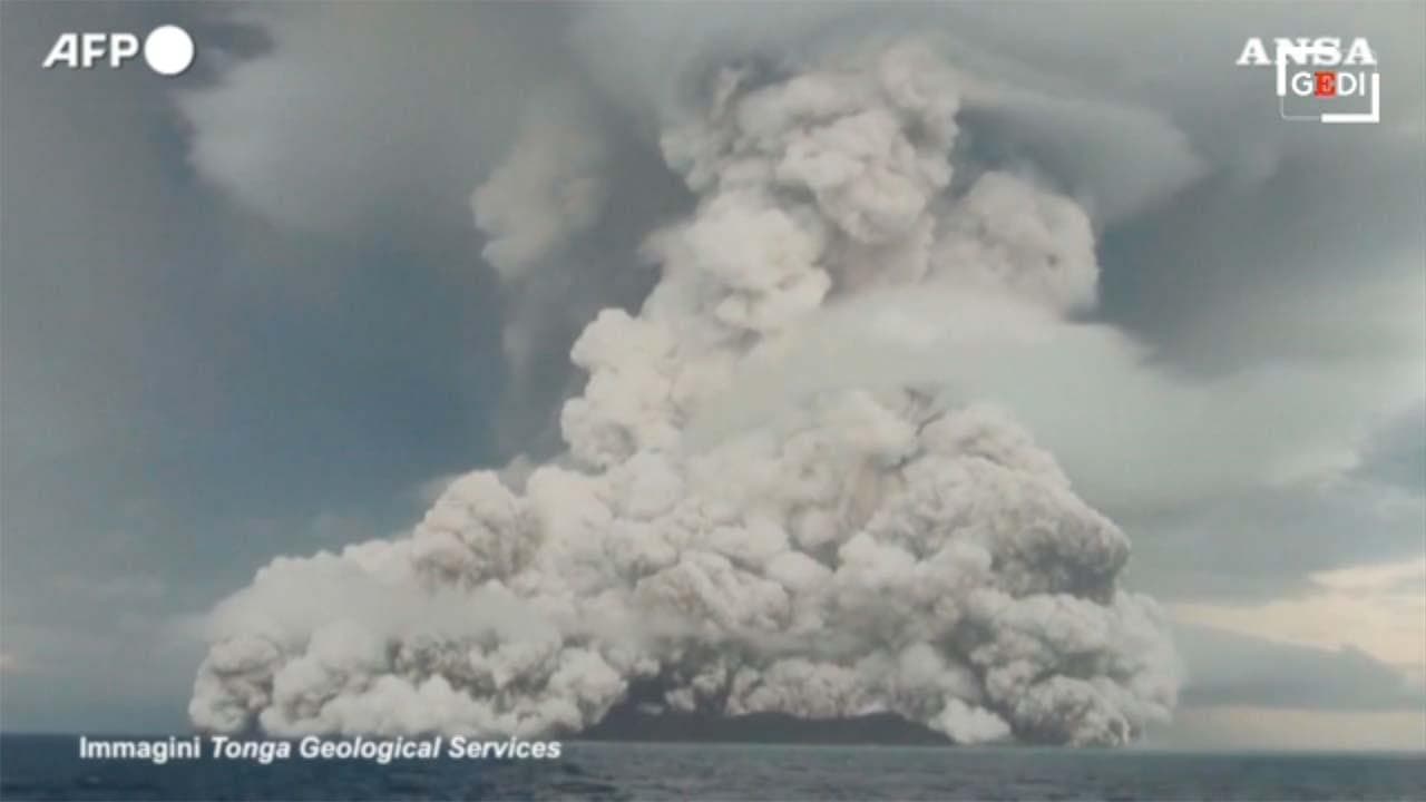 Tonga, erutta un vulcano sottomarino: l'enorme nuvola di cenere copre l'isola