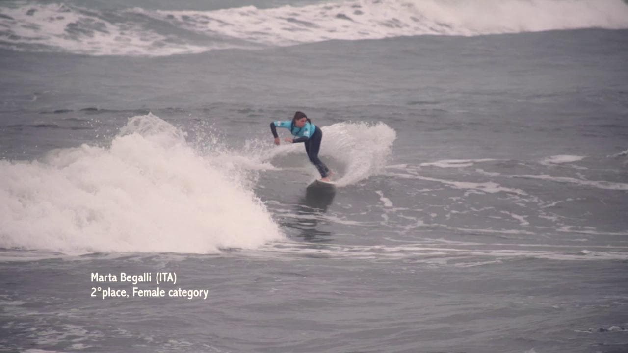 Il mare d'inverno, lo spettacolo dei baby surfisti