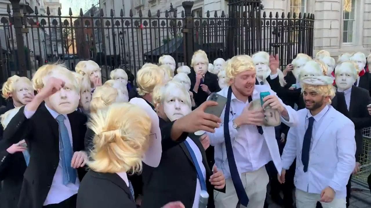 La clamorosa (e ironica protesta) a Downing Street: il party dei 'sosia' del premier Johnson