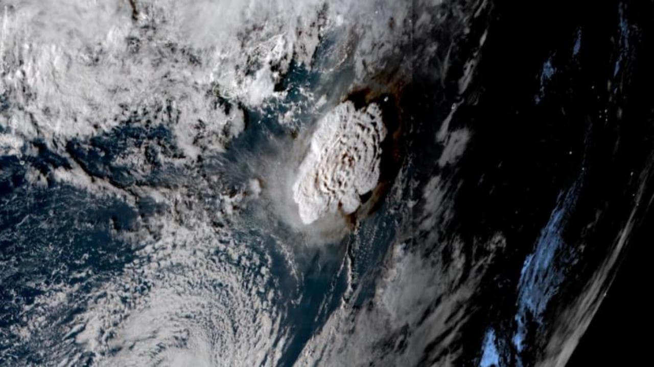 Tonga, erutta un vulcano sottomarino: l'istante dell'esplosione dalle immagini del satellite, la cenere raggiunge 20 km d'altezza