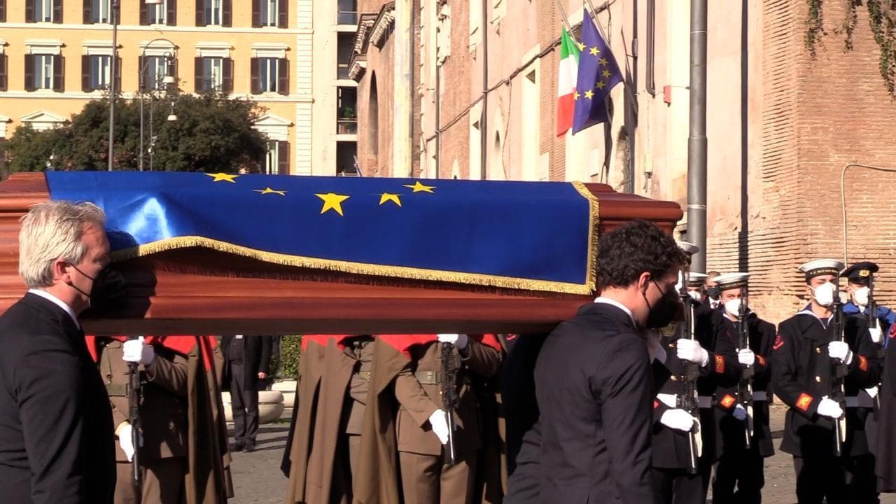 Funerali di David Sassoli, l'arrivo del feretro avvolto nella bandiera europea