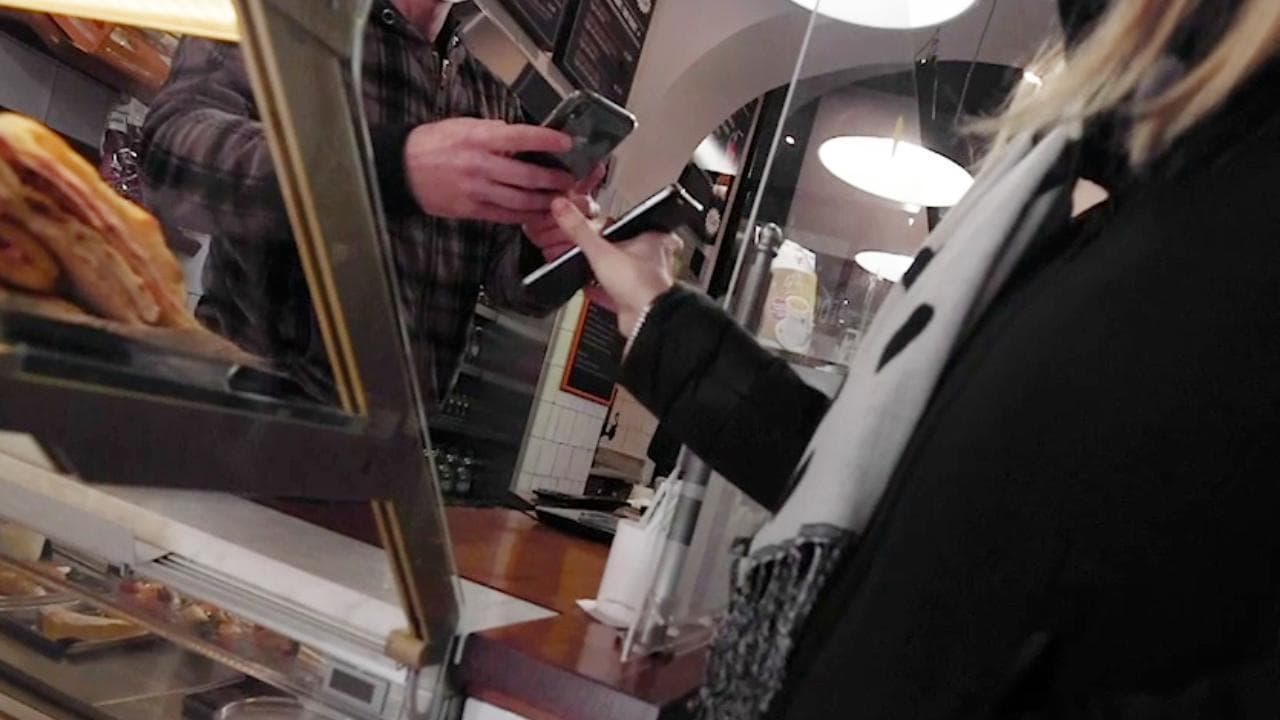 In giro col Green Pass della figlia dodicenne: solo due locali su venti se ne accorgono